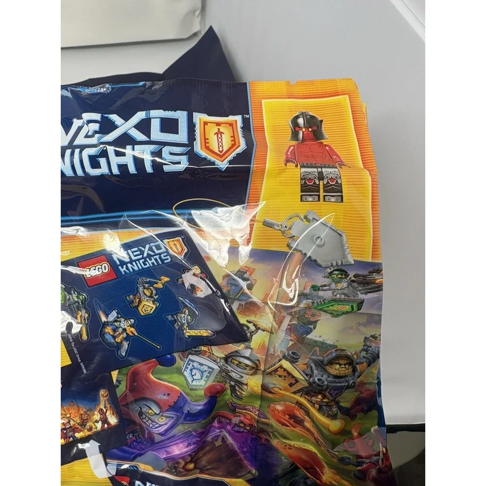 LEGO NEXO KNIGHTS 5004388 Nexo Knights Intro Pack Retired Set Open Polybag 2016